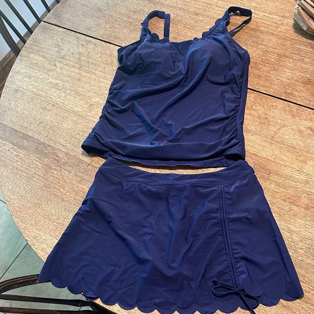 Never worn- size L Women’s Navy Scallop Hem Tankini Swim Set